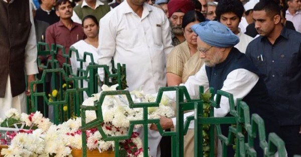 प्रियरंजन को श्रद्धांजलि देते पूर्व पीएम मनमोहन सिंह