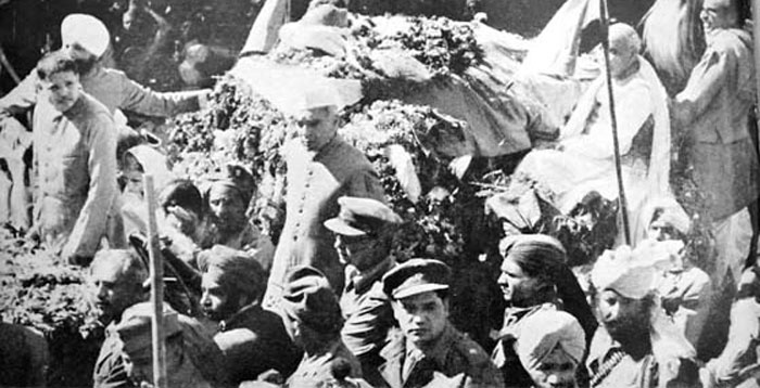 गांधी के शव के साथ चलते जवाहरलाल नेहरू.