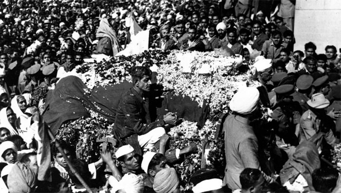 गांधी की शवयात्रा में लाखों लोग शामिल हुए थे. उस दौर के लोगों से पूछिएगा. वो बताएंगे आपको कि देश में कुछ गिनती के लोगों को छोड़कर एक भी जोड़ी ऐसी आंख नहीं थी जो गांधी की मौत पर रोई न हो.