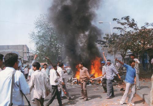 कई जगह इतना वीभत्स दंगा हुआ कि मरने वालों का पता भी नहीं चला. गुलबर्गा सोसायटी में पूर्व सांसद एहसान जाफरी के अवशेष तक नहीं मिले