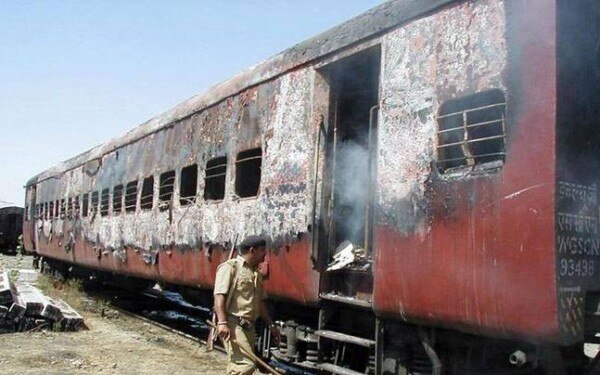 गोधरा में जली ट्रेन में कई कारसेवकों की मौत हुई थी. इसके बाद दंगा भड़का था