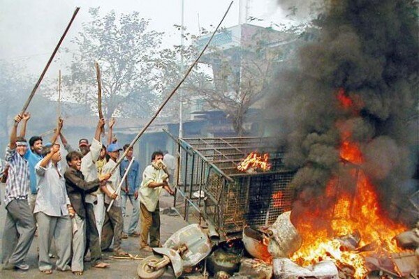 कुछ इलाकों में तो दंगाई चिल्ला-चिल्ला कर कह रहे थे कि छुपे हुए मुस्लिमों को बहार निकालो नहीं तो हम तुम्हें भी नहीं छोड़ेंगे.