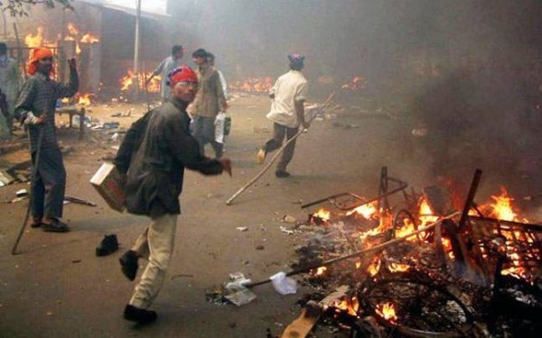 कहा जाता है कि दंगाइयों के पास टैक्स रिकॉर्ड थे, जिसके आधार पर वो निशाना बनाकर मुस्लिमों की सम्पत्तियों को निशाना बनाते थे.