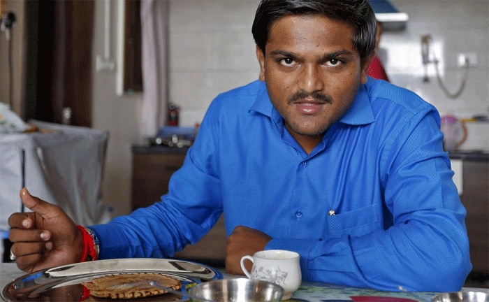 हार्दिक पाटीदार समाज से आते हैं. हार्दिक के कारण गुजरात की राजनीति में पाटीदार आरक्षण एक बड़ा मुद्दा बन गया. पाटीदार बीजेपी के पारंपरिक वोटर रहे हैं. मगर इस बार चीजें उतनी आसान नहीं लग रही हैं.