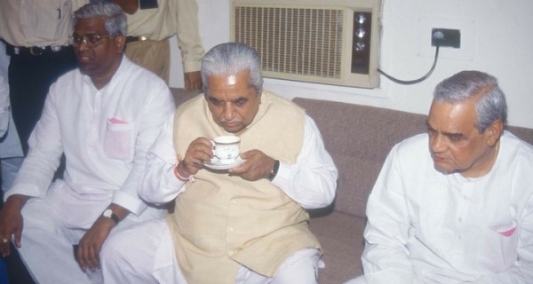अटल बिहारी वाजपेयी के लिए गुजरात का हल निकाला टेढ़ी खीर साबित हुआ