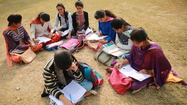 ज्वालामुखी डिग्री कॉलेज की लड़कियों ने लल्लनटॉप को ये बताया कि उनके यहां पानी हफ्ते भर से एक महीने अंतर पर आता है