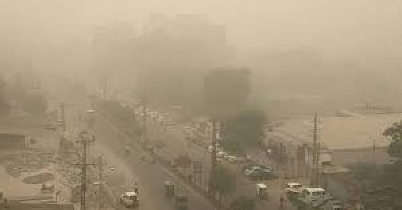 पड़ोसी देश पाकिस्तान के लाहौर शहर में भी स्मॉग छाया हुआ है.
