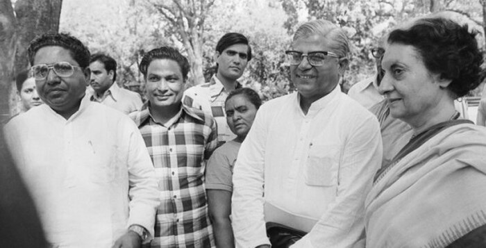 इंदिरा गांधी के साथ माधव सिंह सोलंकी. सोलंकी गांधी परिवार के नजदीकी थे. दंगों के कारण जब राजीव पर उनका इस्तीफा लेने का दबाव बढ़ा, तब भी ये नजदीकी आड़े आ गई. राजीव ने खुद नहीं मांगा उनसे इस्तीफा. इशारों में बात कहलवाई.