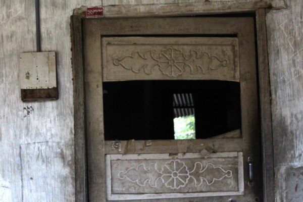 मालावाड़ा में दलितों की बस्ती पर अगड़ी जाति के लोगों के हमले में टूटा एक दरवाज़ा )
