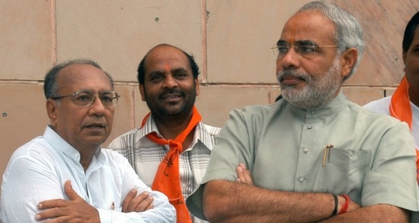 नरेंद्र मोदी के साथ सुरेश मेहता