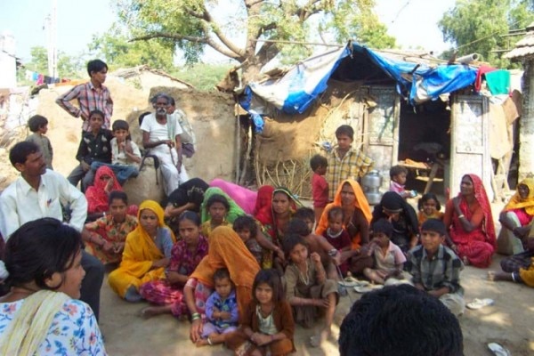 सरानिया समुदाय के लोग एक गैर-सरकारी संगठन के कार्यक्रम में हिस्सा लेते हुए. फोटोः विचरता समुदाय समर्थन मंच के मित्तल पटेल से साभार)