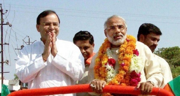 2002 में गुजरात गौरव यात्रा के दौरान मोदी. उनके बगलगीर हैं अरुण जेटली