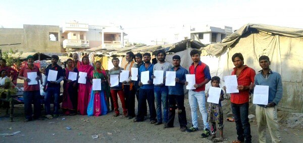 सरानिया समुदाय के लोग बीपीएल राशन कार्ड की दरख्वास्त लिए हुए. सरानिया समुदाय सरकार से काफी कटा हुआ है. ज़्यादातर योजनाएं इन तक गैर-सरकारी संगठनों के ज़रिए पहुंचती हैं