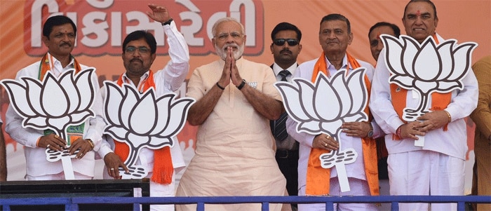 प्रधानमंत्री मोदी जब अपनी पार्टी के लिए चुनाव प्रचार कर रहे होते हैं, तब भी PM होते हैं. उस पद से अलग तो नहीं होते. फिर उनके बर्ताव की आलोचना क्यों नहीं होनी चाहिए.