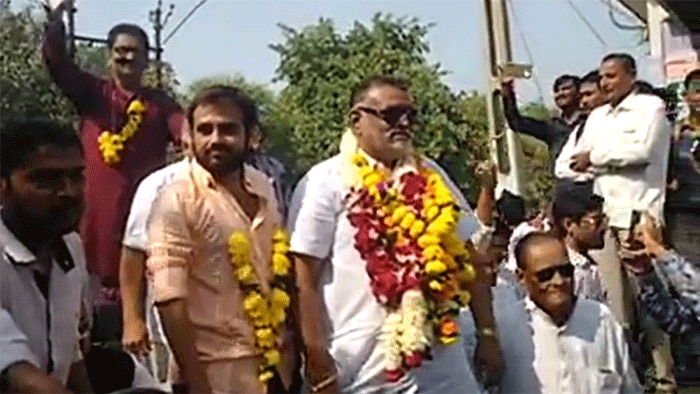 समर्थकों के साथ नॉमिनेशन करने जा रहे नरेश संगीतम. नरेश ने बाद में पर्चा वापस ले लिया.