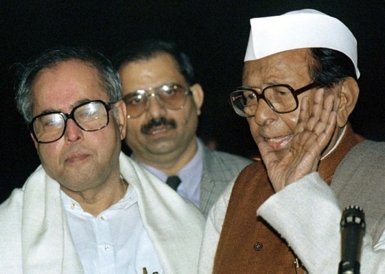 प्रणब मुखर्जी और सीताराम केसरी के इशारे पर प्रदेश कांग्रेस ना चाहते हुए भी पारीख को समर्थन देने पर मजबूर थी