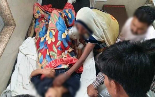 हॉस्पिटल के बेड पर पीड़िता.