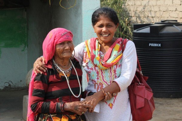 तोती दादी के साथ शारदा बेन. शारदा एक सरकारी प्रोजेक्ट के तहत सरानिया समुदाय के बीच काम करने आई थीं लेकिन कभी वापस नहीं गईं