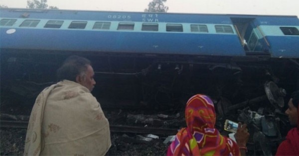 हादसे के बाद ट्रेन के बाहर लोग