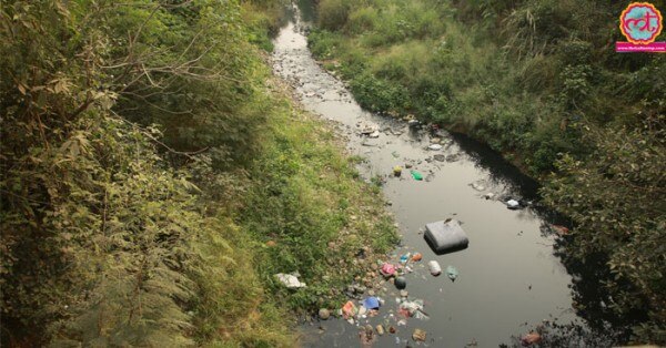चढ़तगढ़ का नाला. यहां कोई नहीं कहता कि उठाके नाले में फेंक देंगे