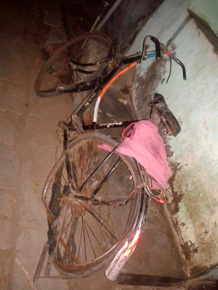 दलितों के घरों पर हमले के दौरान जो मिला, बरबाद कर दिया गया. एक टूटी हुई साइकिल.