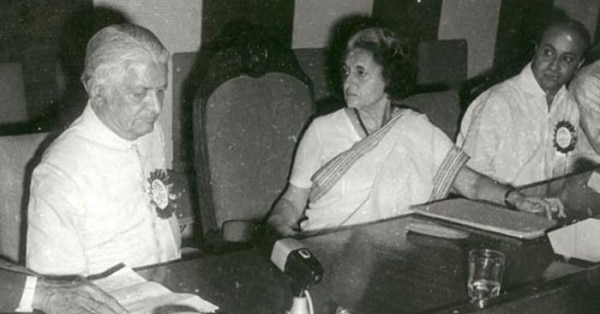 इंदिरा गांधी के साथ परमार (बाएं)