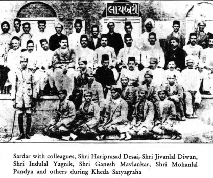 सरदार पटेल और साथी, खेड़ा सत्याग्रह के दौरान. (फोटोः http://sardarpatel.nvli.in)