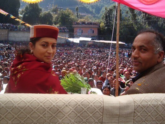 स्मृति ईरानी के साथ एक जनसभा में जयराम.