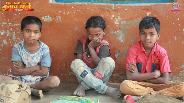 आदिवासियों के बच्चे ऐसे स्कूलों में पढ़ते हैं जहां कैमरा पहुंचने से पहले टाट पट्टी नदी में धोने के लिए भेज दी जाती है और फर्नीचर बस 'उस दिन' वहां मौजूद नहीं होता (फोटोः अमितेश सिन्हा / दी लल्लनटॉप)