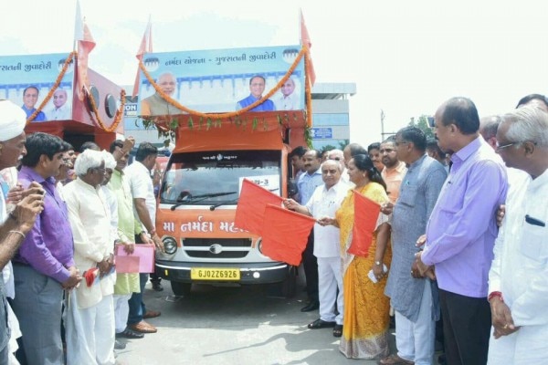 नर्मदा रथ यात्रा रवाना होते हुए.
