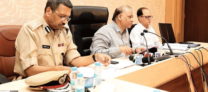 गुजरात के मुख्य चुनाव अधिकारी (बीच में) का बर्ताव बताता है कि न केवल आयोग की तैयारी अधूरी है, बल्कि उसमें आत्मविश्वास की भी कमी है.
