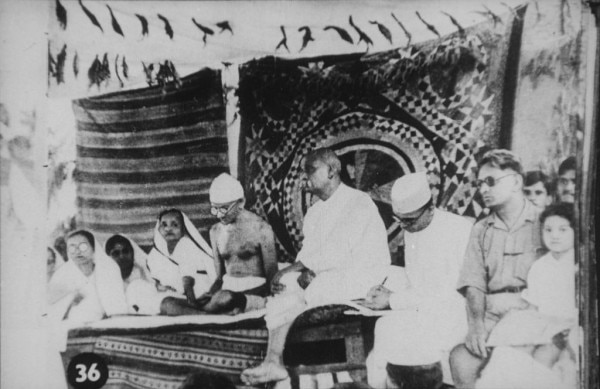 1928 में बारदोली सत्याग्रह के दौरान गांधी जी के साथ सरदार पटेल. इस समय तक पटेल खेड़ा सत्याग्रह कामयाब कराने के लिए गुजरात भर में पहचाने जाने लगे थे.