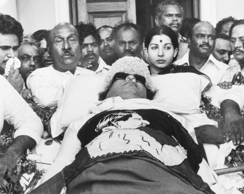 MGR का पार्थिव शव और उसके पीछे खड़ी जयललिता. लंबी लड़ाई के बाद जया ने रामचंद्रन की विरासत पर कब्जा किया था