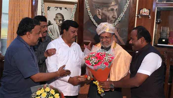 रूम को सजाने के लिए बहुत सारी चीजें बिकती हैं बाजार में. ऐसी नफरती सोच पालने वाले इंसान को गांधी की तस्वीर लगाने की क्या जरूरत है?