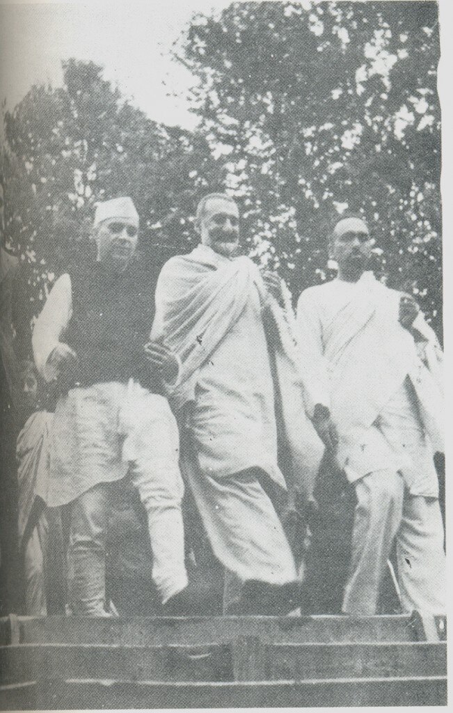 नेहरू, बादशाह खान और शेख अबदुल्ला श्रीनगर के निशात गार्डन में. नेहरू से अब्दुल्ला की गहरी दोस्ती थी. (फोटोःविकिपीडिया कॉमन्स)