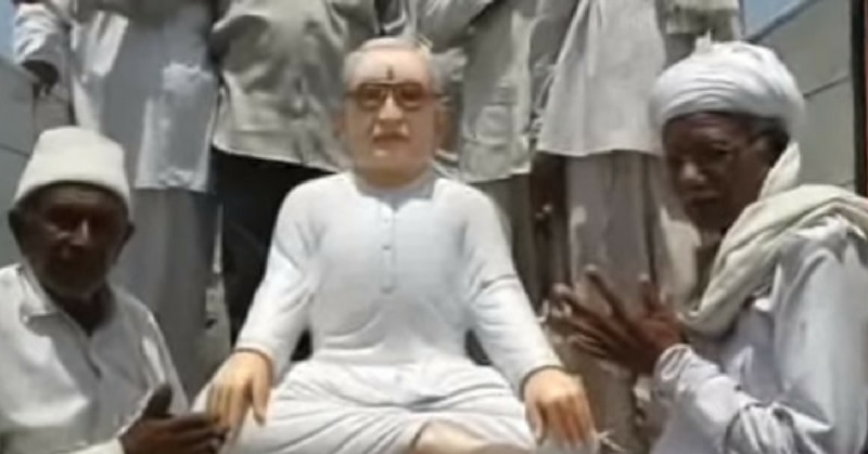 पोरबंदर के माधवपुर गांव में महंत विजयदासजी की मूर्ति लगी हुई है.