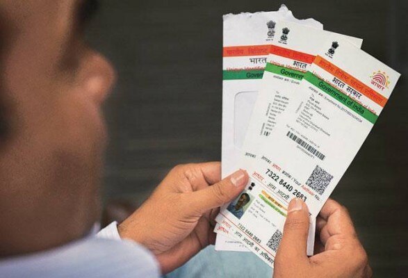 आधार कार्ड को हर जगह ज़रूरी बनाने की तीखी आलोचना हो रही है. 