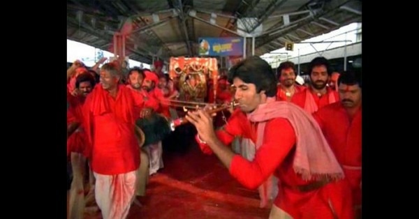 फिल्म 'कूली' के एक सीन में अमिताभ बच्चन.