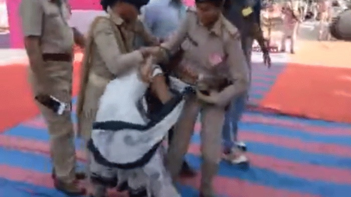 जितने टाइम में एक के बाद एक जवाबी ट्वीट किया विजय रुपानी ने, उससे तो कम ही समय लगता रुपल तडवी से मिलने में. शर्मिंदगी से भी बच जाते और CM होने का फर्ज भी निभ गया होता.