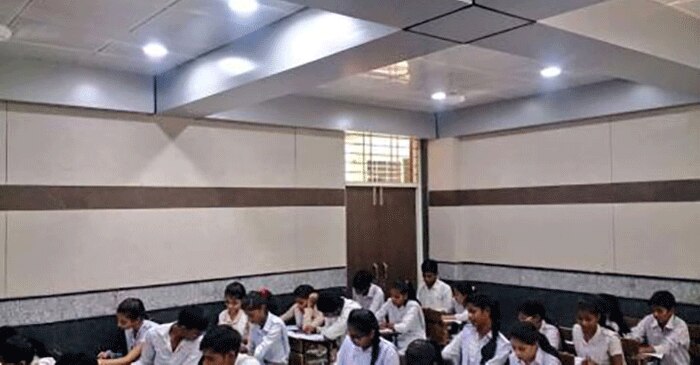 दिल्ली सरकार ने कुछ मॉडल स्कूल बनाए हैं. उनमें जाकर ऐसा नहीं लगता कि किसी दीन-हीन जगह पर आए हों. सरकारी स्कूलों के साथ सबसे बड़ी खराबी वहां का माहौल भी तो है. दूर से ही देखकर बदहाली महसूस हो जाती है.