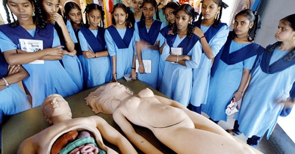 भारत के तमाम स्कूलों में सेक्स एजुकेशन देना तो दूर, प्रजनन वाला हिस्सा भी बिना पढ़ाए छोड़ दिया जाता है