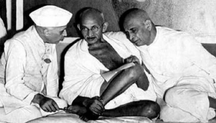 महात्मा गांधी, सरदार पटेल और जवाहरलाल नेहरू. गांधी ने नेहरू को अपना राजनैतिक वारिस क्यों चुना और प्रधानमंत्री पद के लिए गांधी उनकी पसंद क्यों बने. इसे लेकर तब जितना विवाद नहीं हुआ उससे कहीं ज्यादा रायता अब पसरता है.