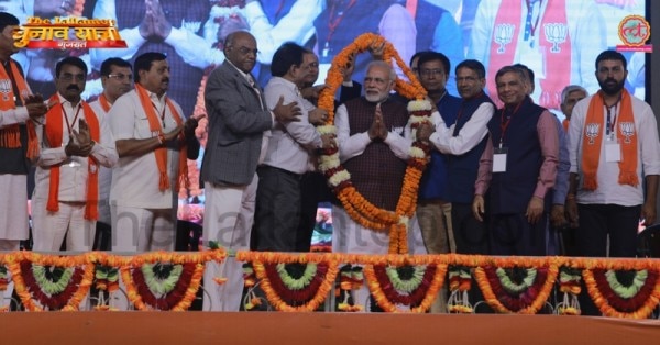वो दुर्लभ क्षण जब मोदी जी कैमरे में नहीं देख रहें.