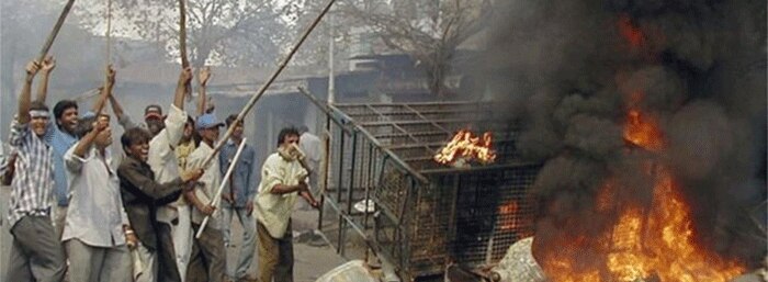 एक अफवाह के कारण पूरे राज्य में दंगे फैल गए. बाद में सरकार ने कहा कि इसके पीछे राजनैतिक ताकतों का भी हाथ हो सकता है.
