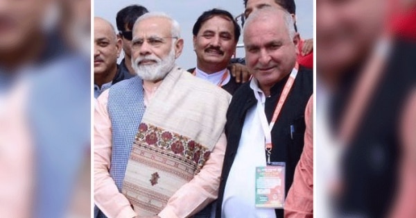 नरेंद्र मोदी के साथ गुलाब सिंह (आईकार्ड डाले हुए)