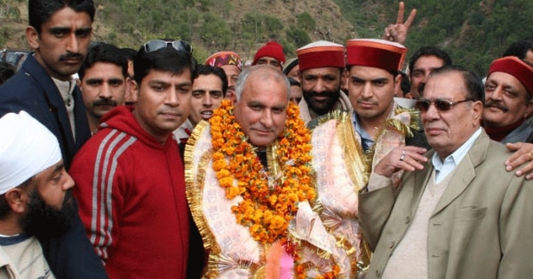 मंडी में अपने समर्थकों के साथ गुलाब सिंह