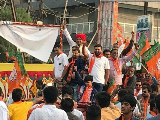 चुनाव प्रचार के दौरान जयेश रादड़िया 