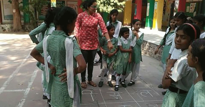 रीडिंग आवर योजना काफी अच्छी थी. रोचक तरीके से अक्षरज्ञान करवाना. इसका असर रातोरात महसूस नहीं किया जा सकता. लेकिन अगर हम अपनी शिक्षा व्यवस्था को इस तरह विकसित कर सकें कि वो रोचक हो, स्किल डिवेलपमेंट करे और हर बच्चे की जरूरत पूरी करे, तो आगे आने वाले समय में इसके बेहद शानदार नतीजे मिलेंगे.