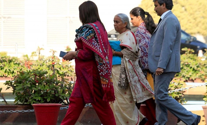 भारत ने बार-बार कुलभूषषण जाधव को कानूनी मदद देने की पेशकश की. मगर पाकिस्तान राजी नहीं हुआ. इतने महीनों से जाधव का परिवार वहां आकर जाधव से मिलने की अपील कर रहा था. अब जाकर उन्हें ये इजाजत मिली.