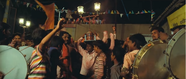 पूरा गांव नाच रहा है और जब्या सर पर लैंप लिए खड़ा है.